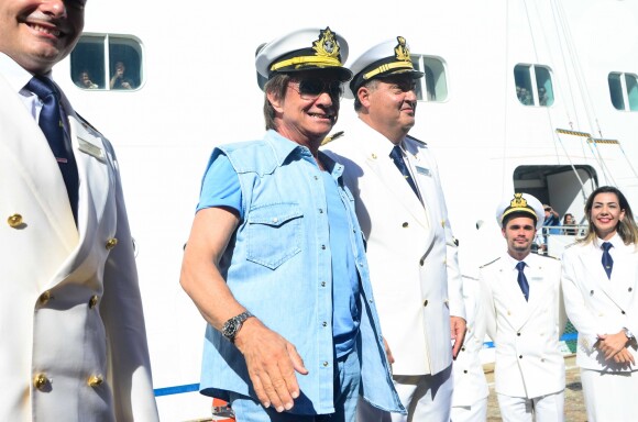Roberto Carlos posa ao embarcar no navio Costa Favolosa, onde acontece seu cruzeiro