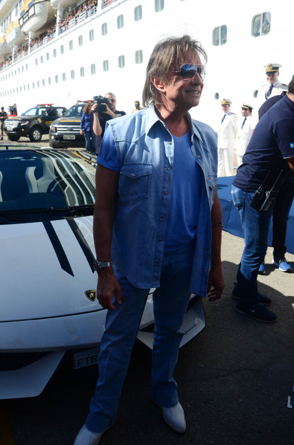 Roberto Carlos posou próximo ao carro ao chegar ao porto de Santos