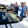 Roberto Carlos acena para fãs ao sair de sua Lamborghini branca
