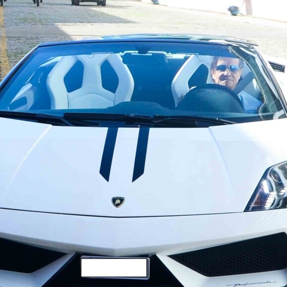 Roberto Carlos chega a cruzeiro de Lamborghini e escoltado por policiais nesta quarta-feira, dia 31 de janeiro de 2018