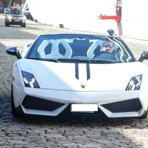 Roberto Carlos dirigiu sua Lamborghini Gallardo S branca para chegar ao cruzeiro que irá comandar