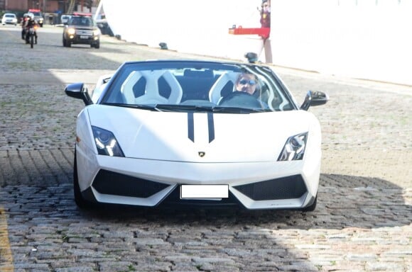 Roberto Carlos dirigiu sua Lamborghini Gallardo S branca para chegar ao cruzeiro que irá comandar