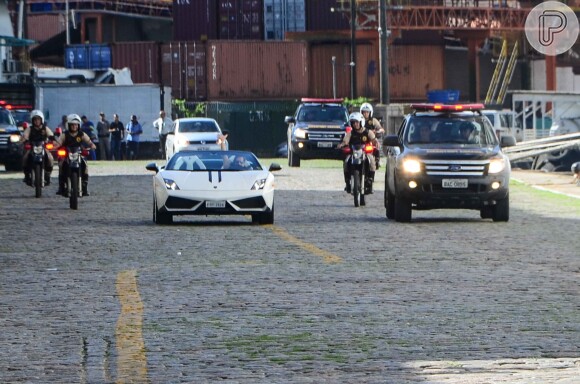 Roberto Carlos chegou ao porto de Santos acompanhado por quatro batedores da guarda portuária