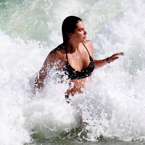 Mariana Goldfarb foi sozinha à praia da Barra da Tijuca