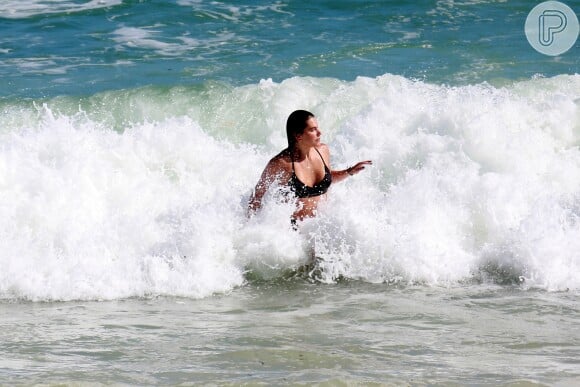 Mariana Goldfarb foi sozinha à praia da Barra da Tijuca