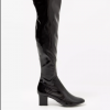A bota de vinil over the knee, tendência forte na Semana de Moda de Alta-Costura de Paris é vendida a R$ 979,90