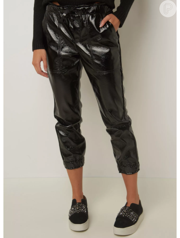 A calça de verniz exibida por Carol Trentini custa R$ 599,90