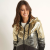 A jaqueta de brilho prateado e dourado da Le Lis Blanc custa R$ 1.590