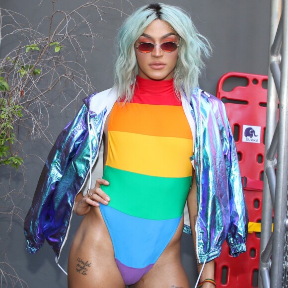 Jaqueta holográfica pode ser encontrada por R$ 298 no site da marca Love Style