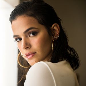 Bruna Marquezine usa look grifado inspirado no Carnaval para entrevista com Giovanna Ewbank