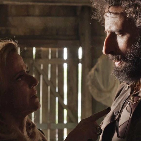 Rato (César Ferrario) é assassinado por Sophia (Marieta Severo) depois de chantageá-la pedindo dinheiro, na novela 'O Outro Lado do Paraíso'