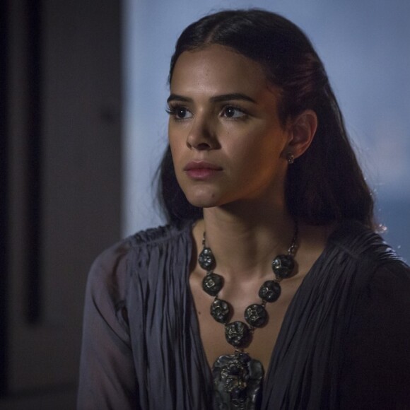 Fabrício Mamberti, diretor de 'Deus Salve o Rei', explicou tom de voz de Bruna Marquezine na novela: 'Personagem complexo'
