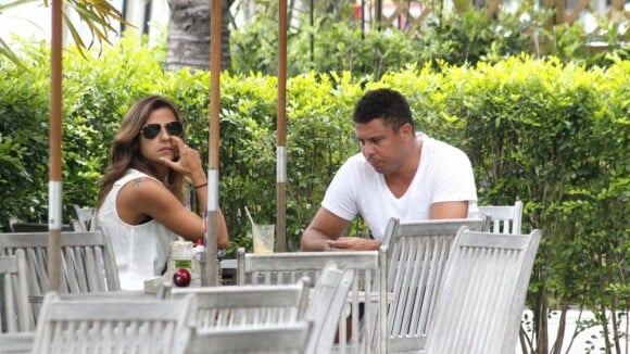 Ronaldo lancha com a namorada, Paula Morais, em restaurante do Rio