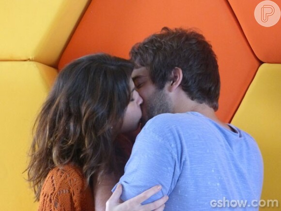Davi (Humberto Carrão) e Manuela (Chandelly Braz)  se beijam pela primeira vez em 'Geração Brasil'