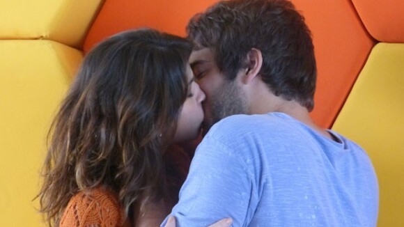 'Geração Brasil': Davi e Manuela (Chandelly Braz) se beijam dentro do reality