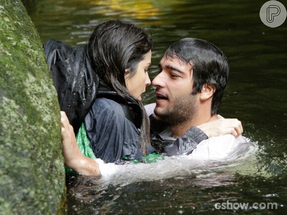 Davi (Humberto Carrão) salva Manuela (Chandelly Braz) durante prova na Ilha do Medo