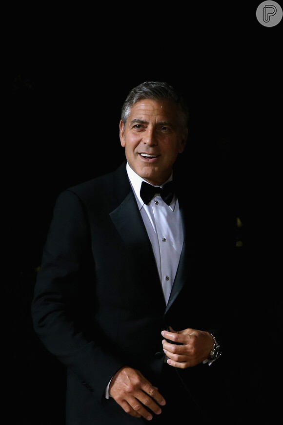Amal Alamuddin e George Clooney se conheceram em evento beneficente em setembro de 2013 e desejam comemorar um ano de relacionamento oficializando a uniã