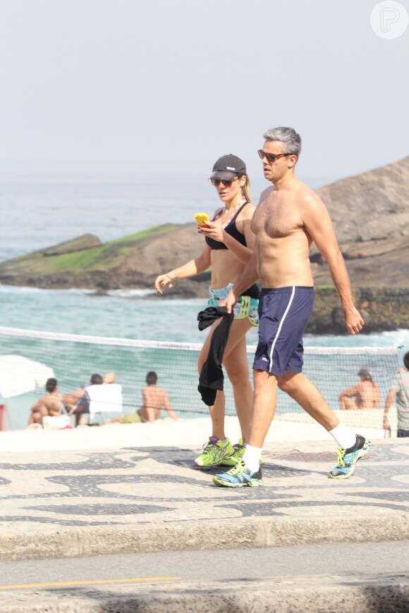 Flávia Alessandra caminhou na orla do Leblon, Zona Sul do Rio de Janeiro, neste sábado, 7 de junho de 2014