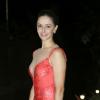 Bianca Rinaldi usa vestido vermelho decotado