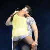 Cantor Luan Santana é agarrado por palco por um fã durante um show na Bahia