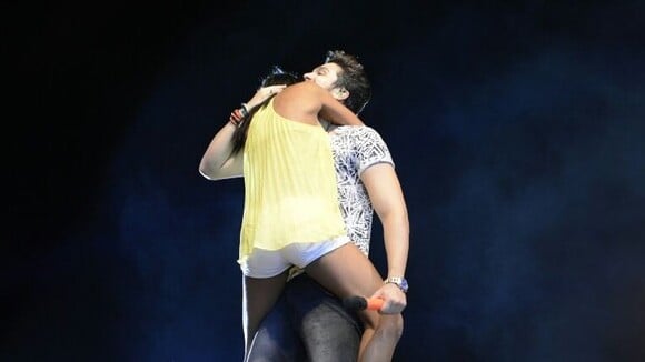 Fã agarra Luan Santana no palco durante show em Salvador, Bahia