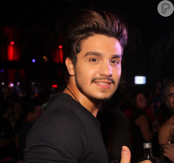 Em São Paulo, Luan Santana vai a boate para curtir show; cantor está solteiro