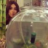 Thaila Ayala publicou uma foto em seu Instagram em que aparece com o aquário do camarim do ator James Franco