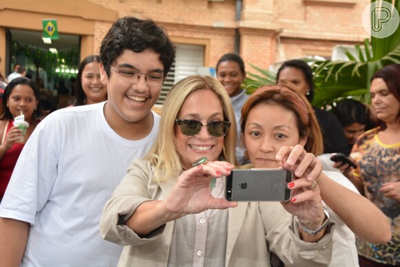 Assim que chegou ao local, Susana Vieira foi abordada por fãs e posou para uma selfie