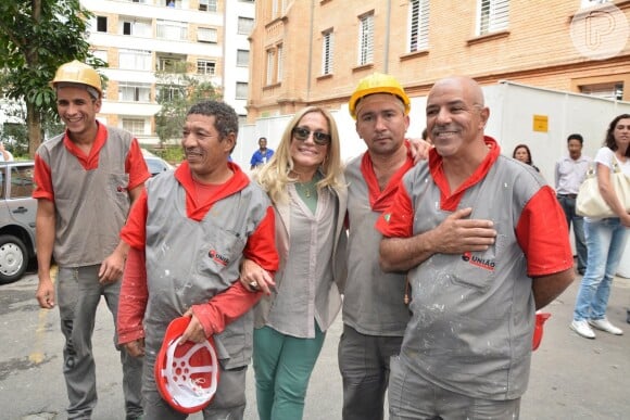 Susana Vieira também posou para fotos com operários que trabalhavam em uma obra no local
