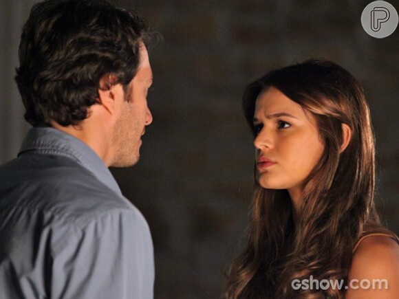 Luiza (Bruna Marquezine) fica assustada e pede que Laerte (Gabriel Braga Nunes) esqueça a vidente e a regressão, na novela 'Em Família'