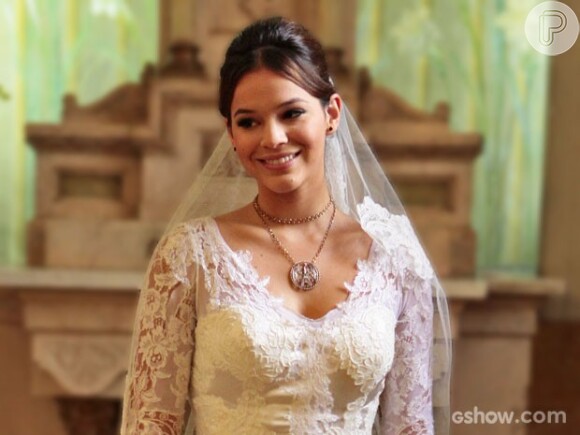 Luiza (Bruna Marquezine) pensa que o Helena (Julia Lemmertz) mandou o vestido de noiva para ela em sinal de paz, na novela 'Em Família'