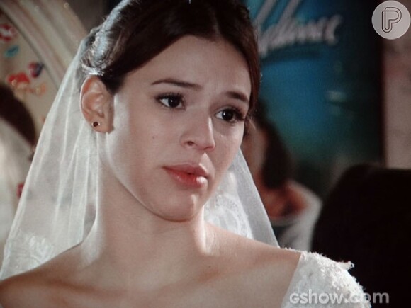 Luiza (Bruna Marquezine) se assusta com a reação de Laerte (Gabriel Braga Nunes) ao vê-la vestida de noiva com o vestido da mãe, na novela 'Em Família'