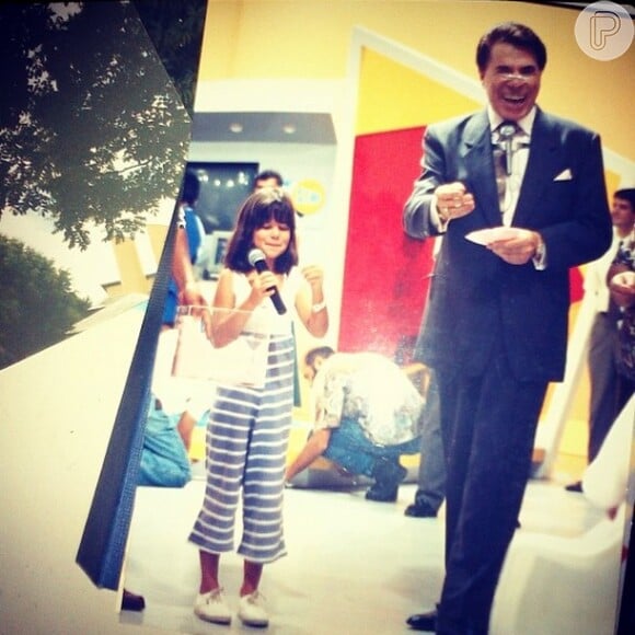 Renata Abravanel, filha caçula de Silvio Santos, posta foto antiga com o pai no palco do SBT