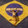 Sophie Charlotte posa sobre o desenho da bandeira do Brasil