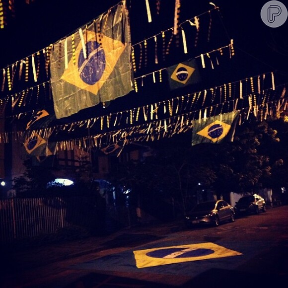 Sophie Charlotte e Daniel de Oliveira decoram rua de Niterói para a Copa do Mundo
