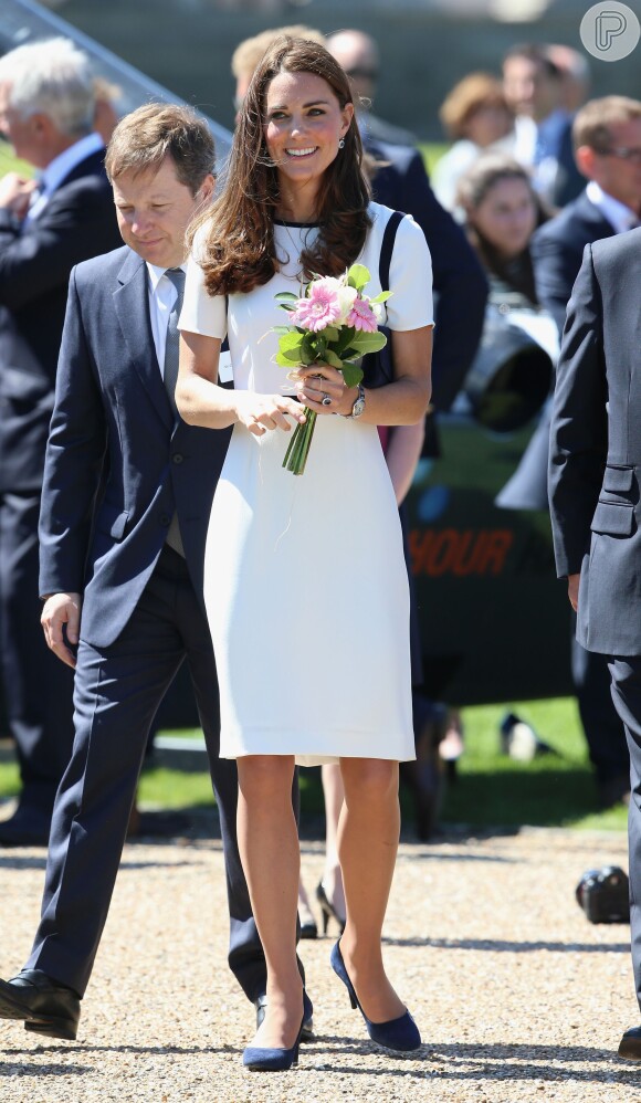 Durante uma visita ao Museu Nacional Marítimo, no distrito de Greenwich, no Reino Unido, Kate Middleton apareceu com um vestido de liquidação.