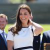 Sem a companhia do príncipe William, Kate Middleton usou uma peça da marca Jaeger que era vendido na loja House of Frauser por £150, cerca de R$555, mas pagou apenas £90, cerca de R$366, quase 50% de desconto