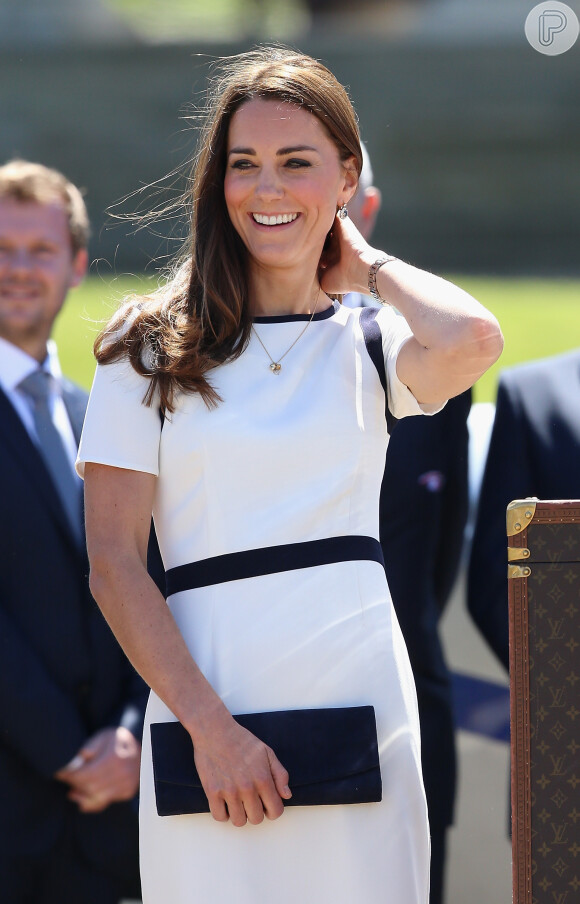 Sem a companhia do príncipe William, Kate Middleton usou uma peça da marca Jaeger que era vendido na loja House of Frauser por £150, cerca de R$555, mas pagou apenas £90, cerca de R$366, quase 50% de desconto