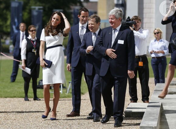 Kate Middleton aposta em vestido de liquidação durante evento em Londres