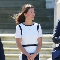 Kate Middleton aposta em vestido branco de liquidação durante evento