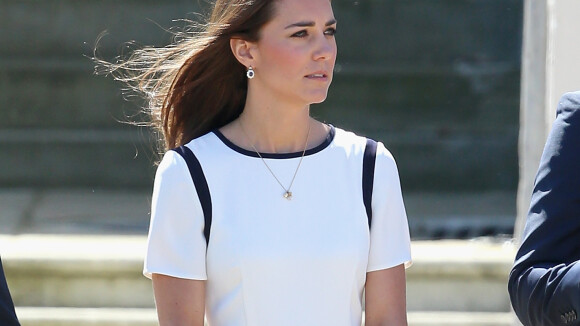 Kate Middleton aposta em vestido branco de liquidação durante evento