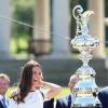 Kate Middleton observa o troféu do torneio 'Ben Ainslie America's Cup Launch'