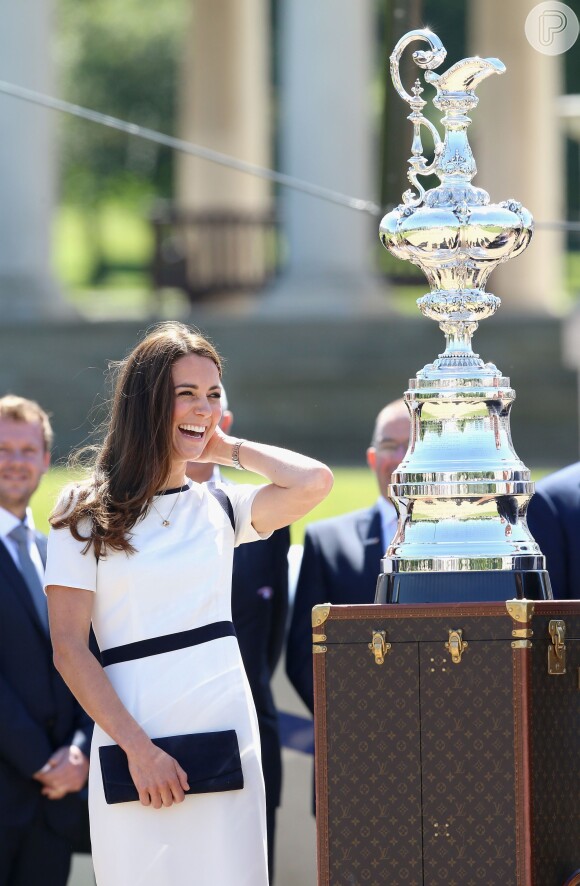 Kate Middleton observa o troféu do torneio 'Ben Ainslie America's Cup Launch'