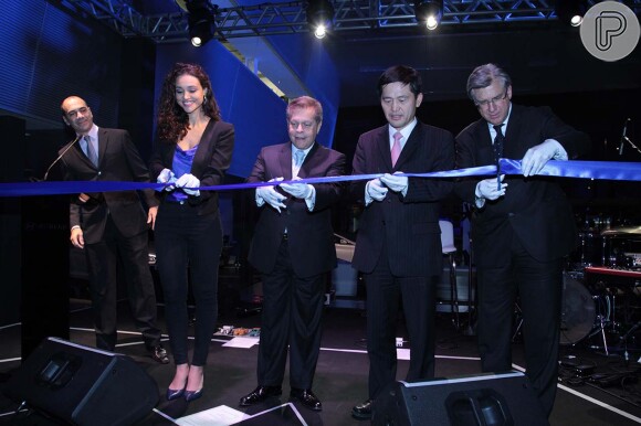 Débora Nascimento corta fita na inauguração da loja modelo da Hyundai