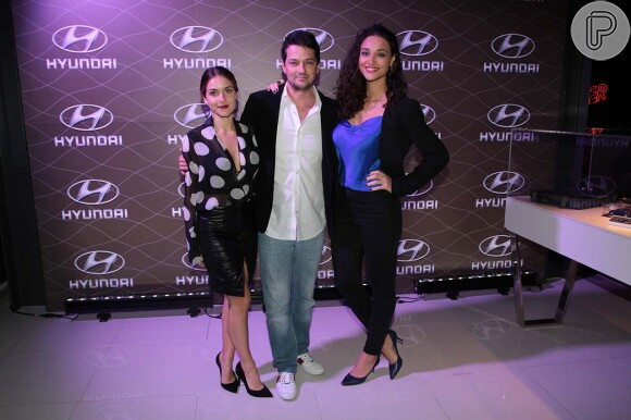 Débora Nascimento, Monique Alfradique e Marcelo Serrado posam na inauguração da loja modelo Hyundai