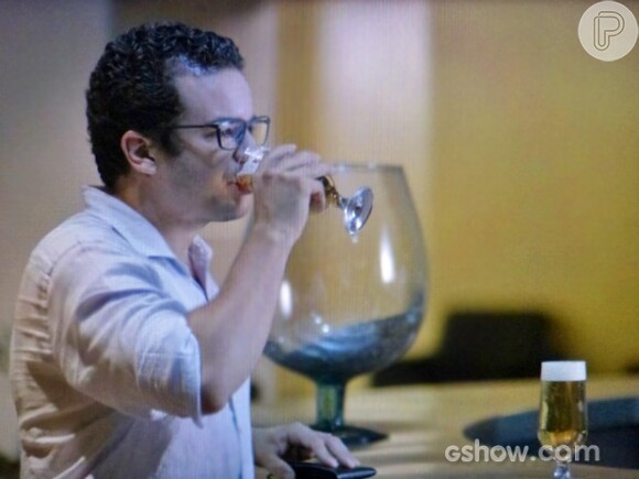 Felipe (Thiago Mendonça) luta contra o alcoolismo na novela 'Em Família'