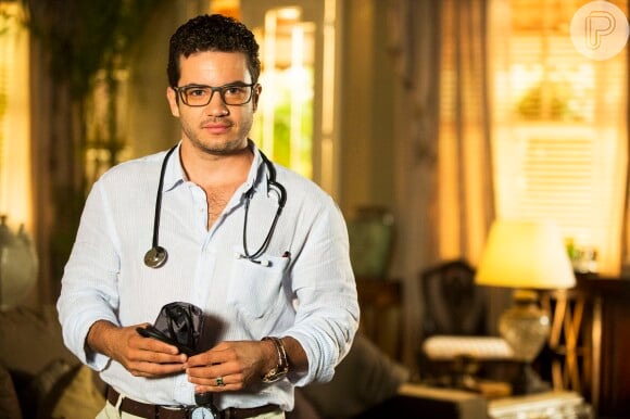 Felipe (Thiago Mendonça) consegue manter seu direito de continuar exercendo a medicina, após denúncia por erro médico, em 17 de junho de 2014, na novela 'Em Família'