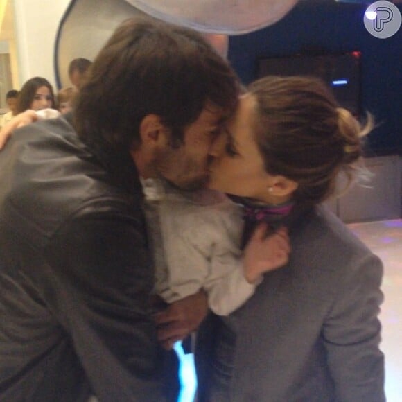 Kaká e Carol Celico se beijam no aniversário de 6 anos do filho, Lucca, e afastam rumores de separação