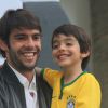 Kaká posa com o filho, Lucca, no colo