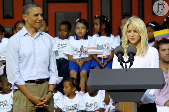 Na Colômbia, Shakira e o presidente Barack Obama são fotografados em comício para discutir sobre o ensino na América Latina, em abril de 2012